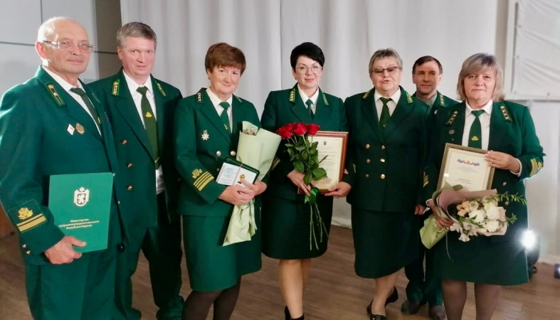 работники леса с наградами