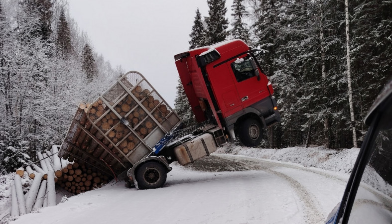 Лесовоз в кювете
