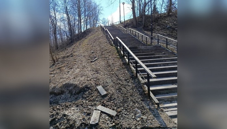 Ведущая в парк Петрозаводска лестница разваливается после ремонта