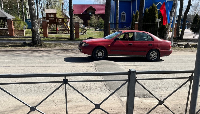 Машина въезжает на дорожное препятствие