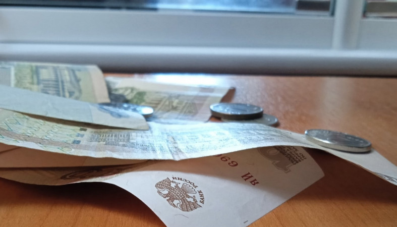 деньги на столе по лучами света