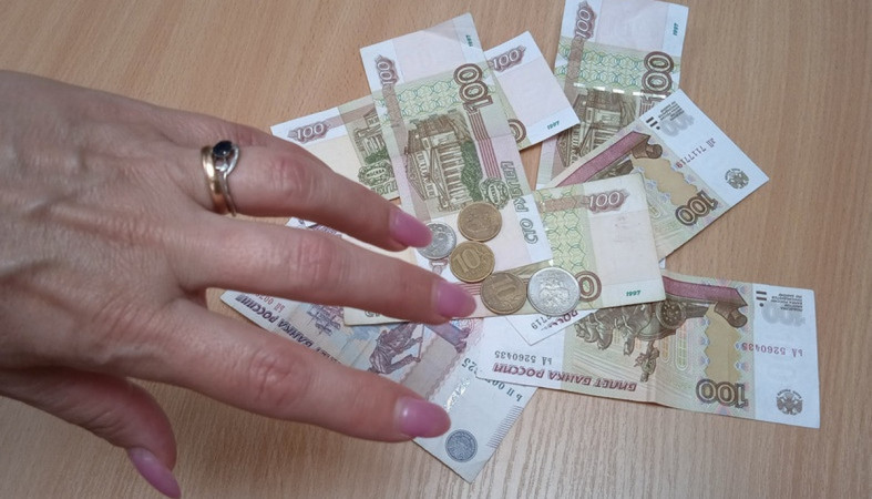 деньги на столе рука