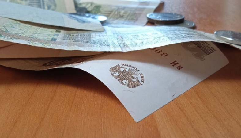 деньги на столе
