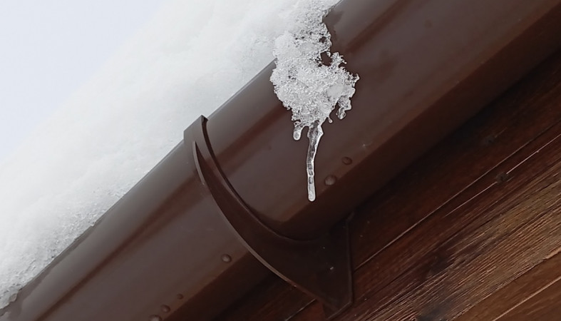 сосулька тает