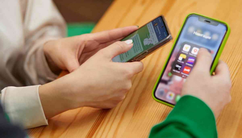 телефоны в руках