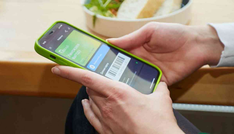 телефон в руке