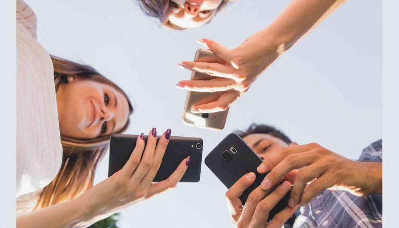 молодые люди с телефонами