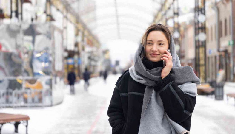 Девушка с телефоном