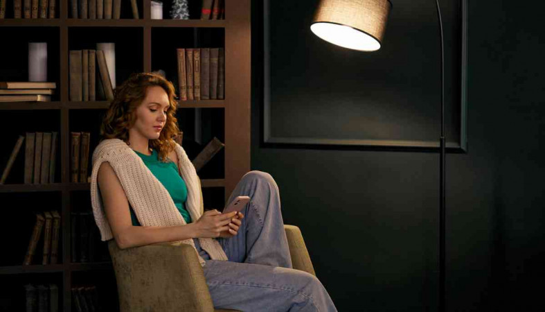 девушка с телефоном