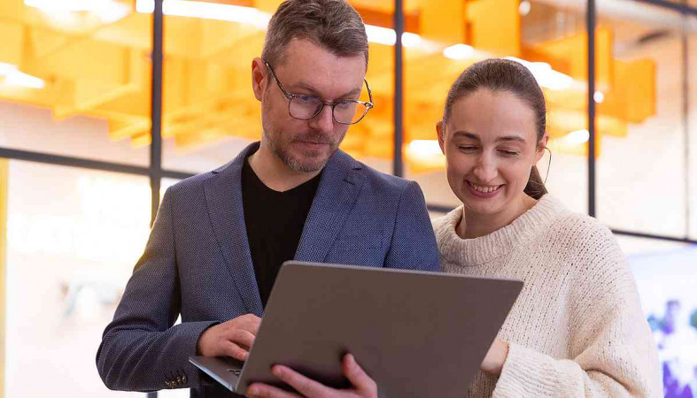 пара с ноутбуком