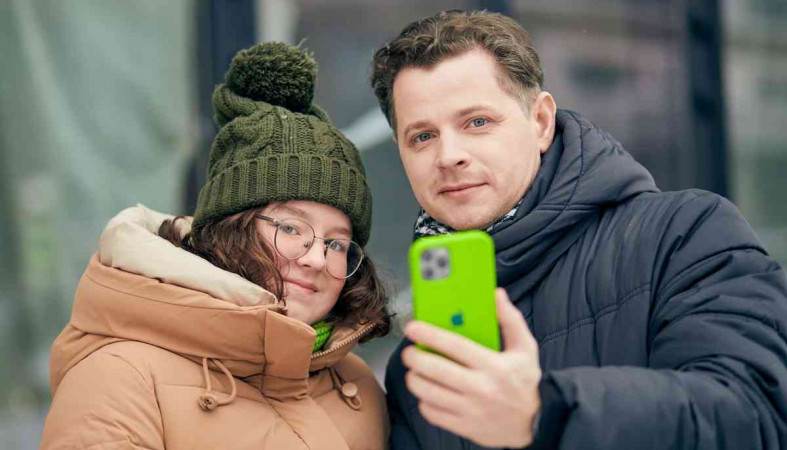 Молодая пара с телефоном