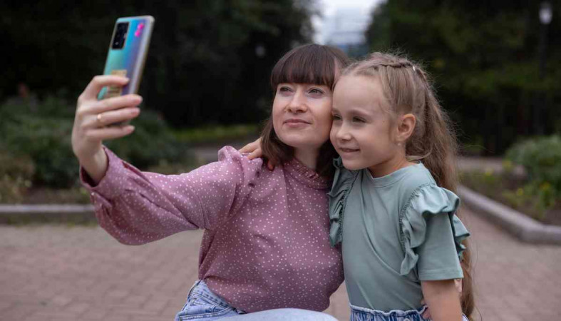 девочка с мамой