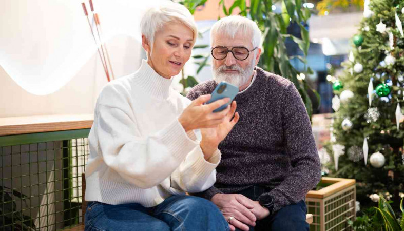 старшее поколение с телефоном