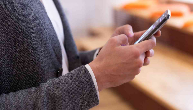 телефон в руках