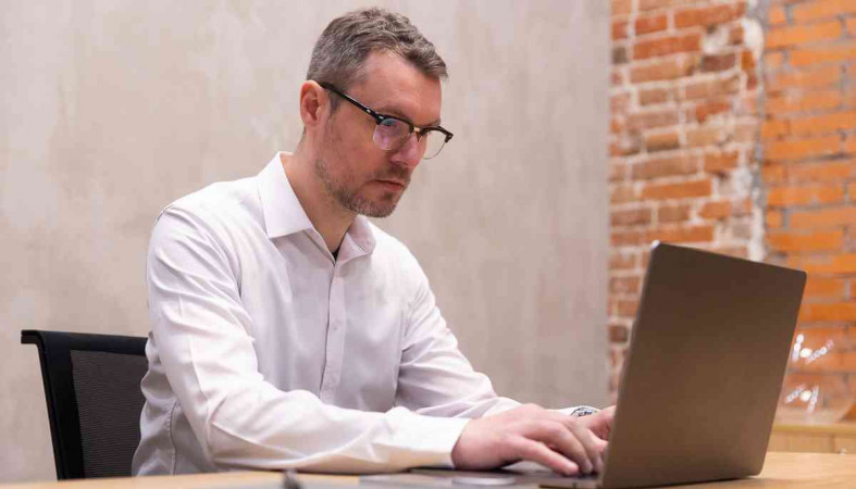 мужчина с ноутбуком