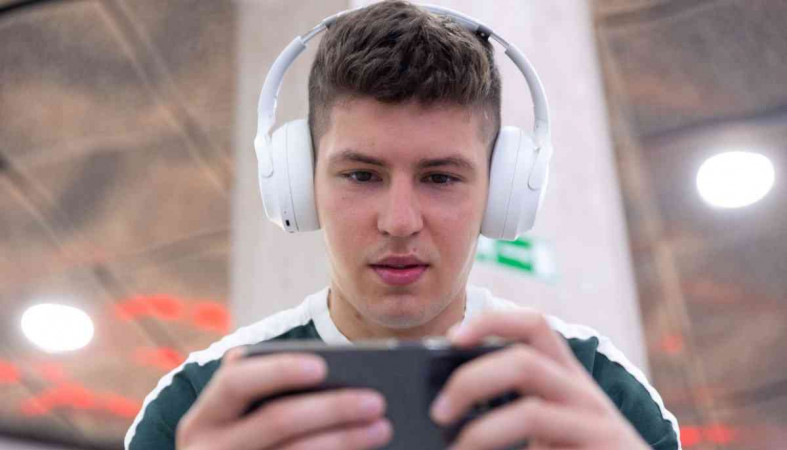 молодой человек с телефоном