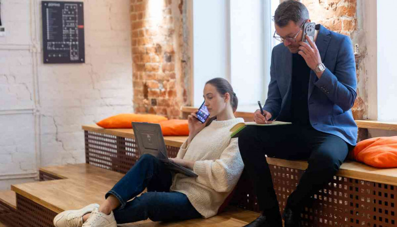 мужчина и женщина с гаджетами