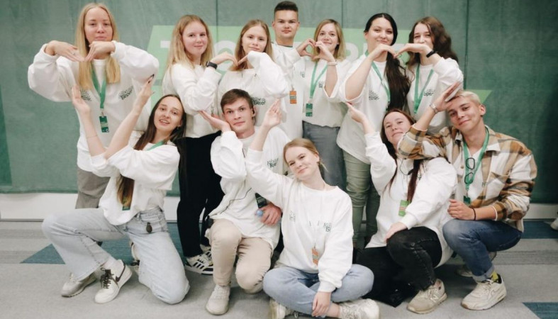 группа молодых людей