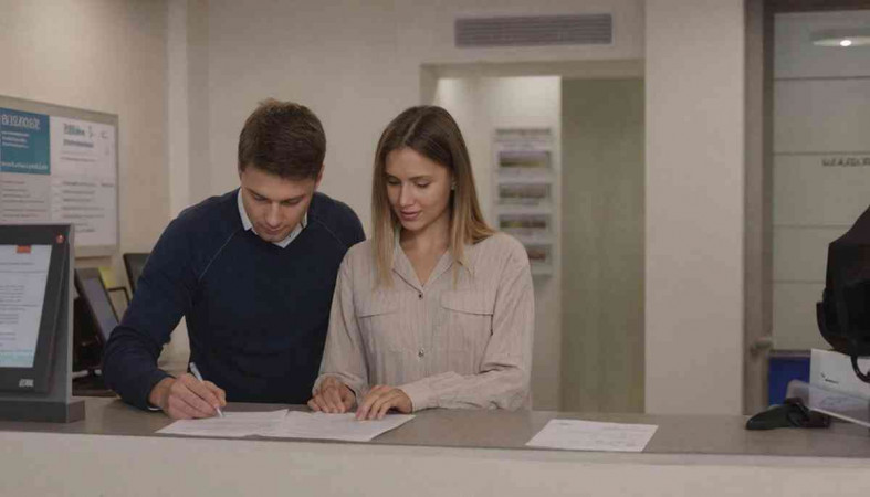 молодые люди в банке