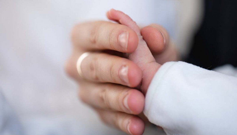 мать_ребенок_руки_материнство