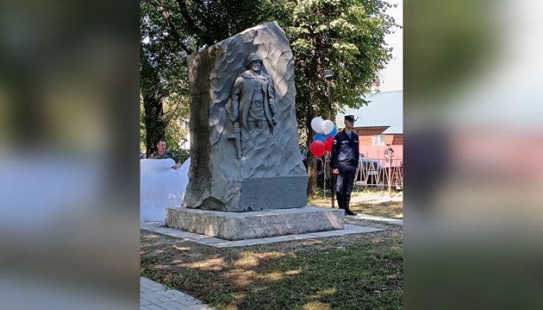 На братской могиле в Чалне поставили новый памятник из камня