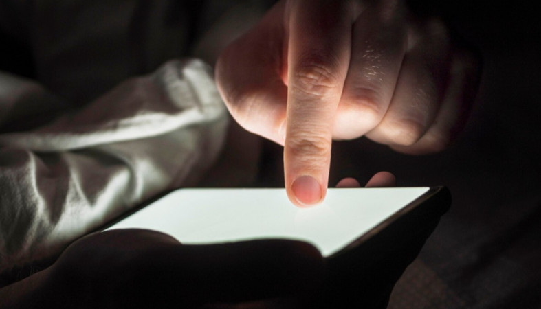 палец и смартфон