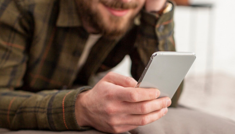 мужчина с телефоном