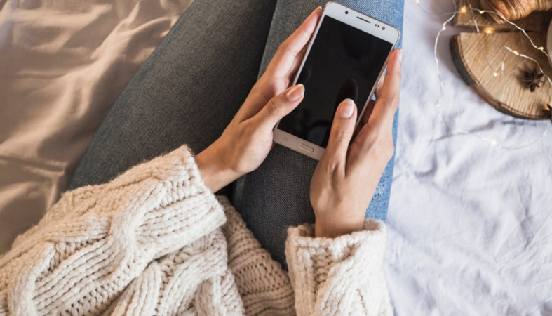 девушка и телефон