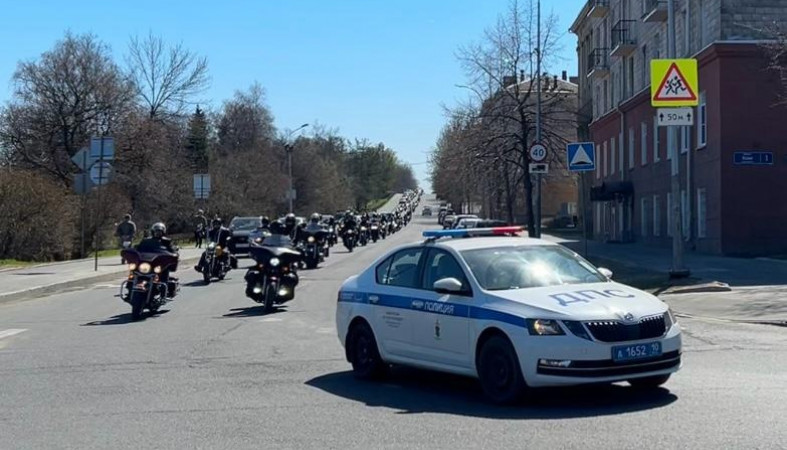 Десятки мотоциклов колонной проехали по Петрозаводску