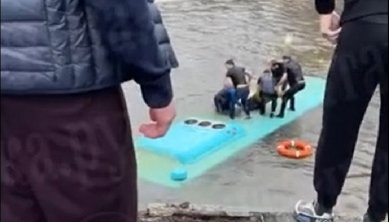 Спасатели достали всех людей из утонувшего в Петербурге автобуса
