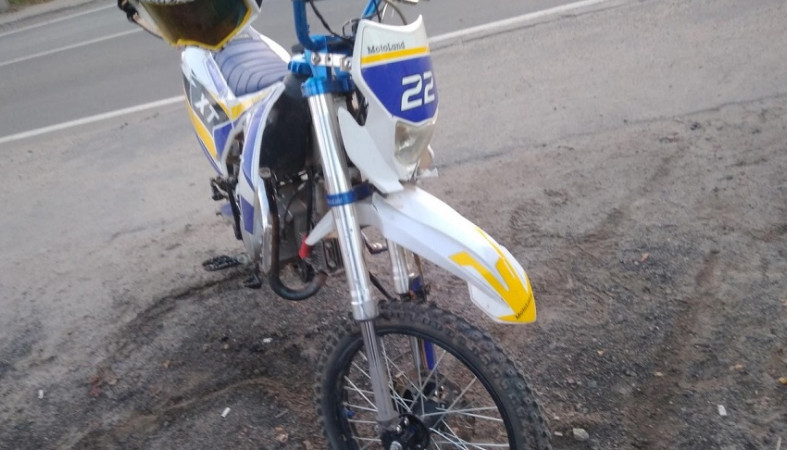 В Пудоже 13-летний гонщик на мотоцикле врезался в иномарку