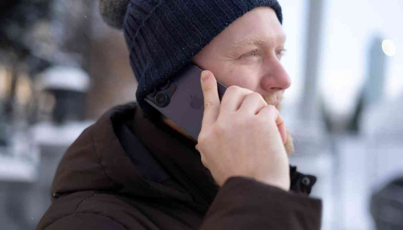 мужчина с телефоном