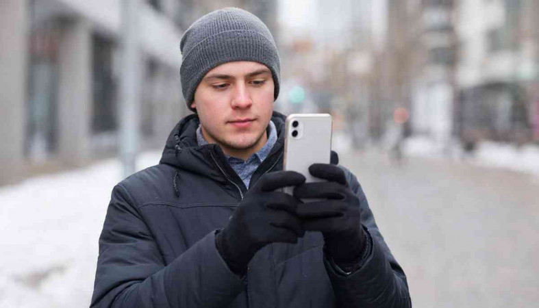 мужчина с телефоном