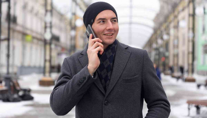 мужчина с телефоном