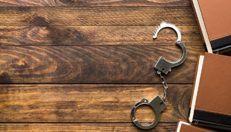 Наручники на столе