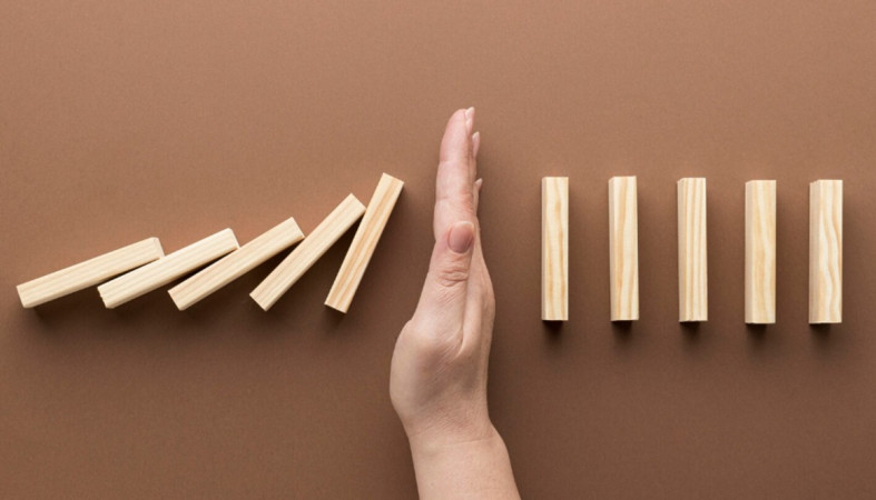 рука и домино