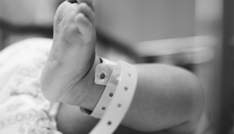 Ребенок в роддоме Новорожденный ребенок