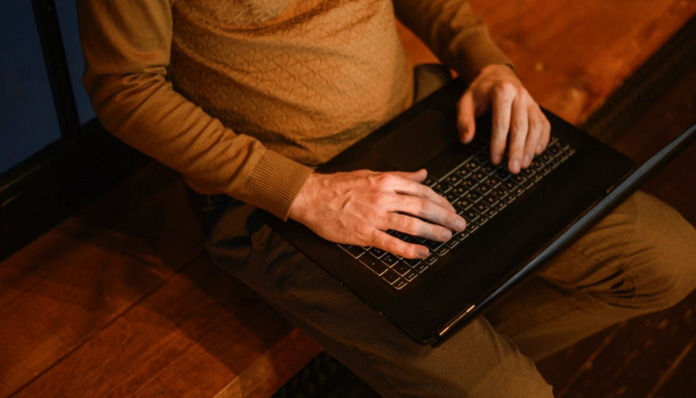 человек с ноутом