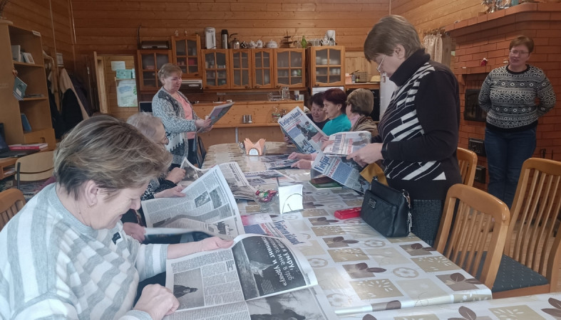 Сельские жители читают свою газету Сельские жители читают свою газету