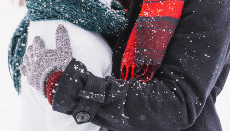 пара обнимается