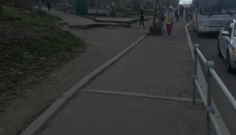 Самокат сбил человека. Самокатчик сбил женщину. Неизвестный на самокате сбил пешехода в Тракторозаводском районе.