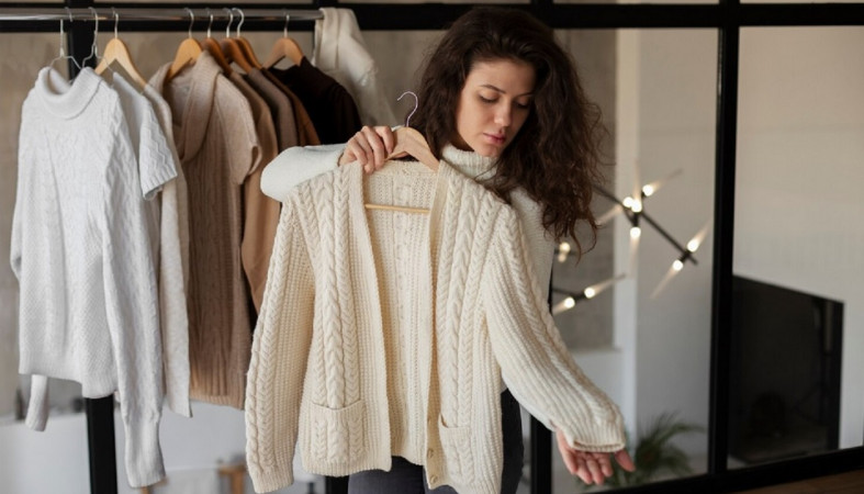 Девушка со свитером