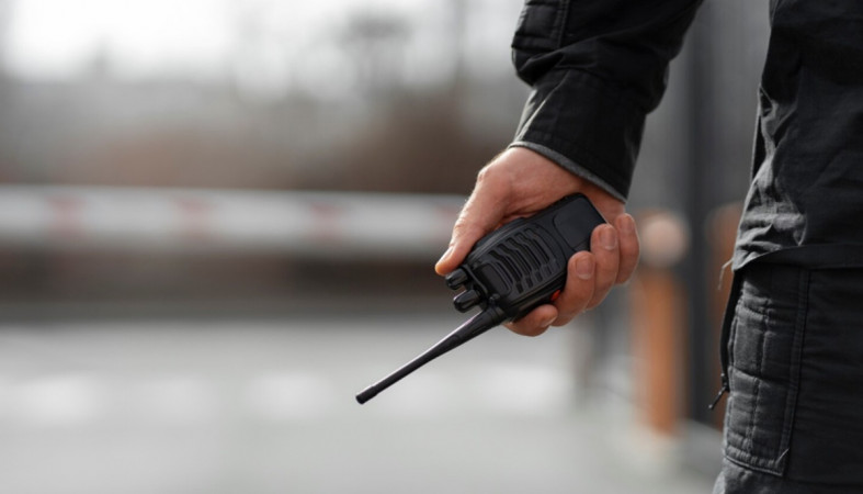 рация в руке