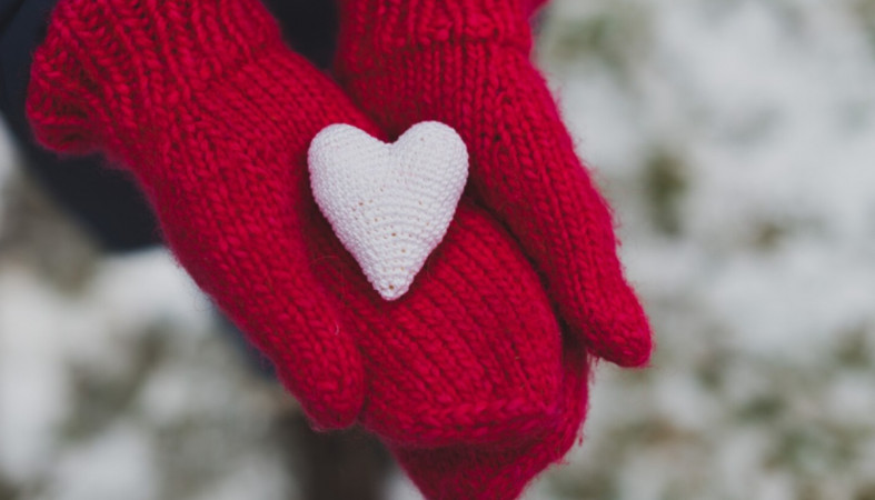 варежки и вязаное сердечко