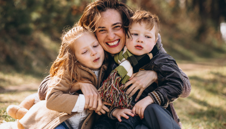 женщина с двумя детьми женщина с двумя детьми