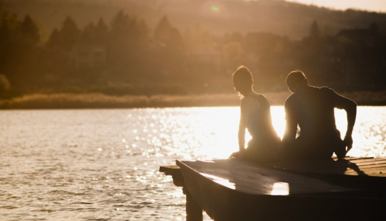 пара отдыхает на озере