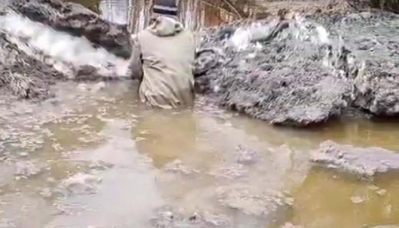 Коммунальщики размораживают трубу на Кукковке по пояс в воде