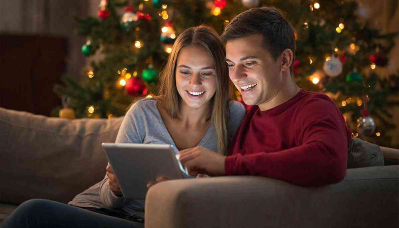 пара с планшетом