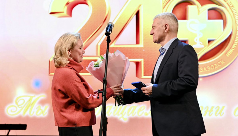 глава вручает грамоту