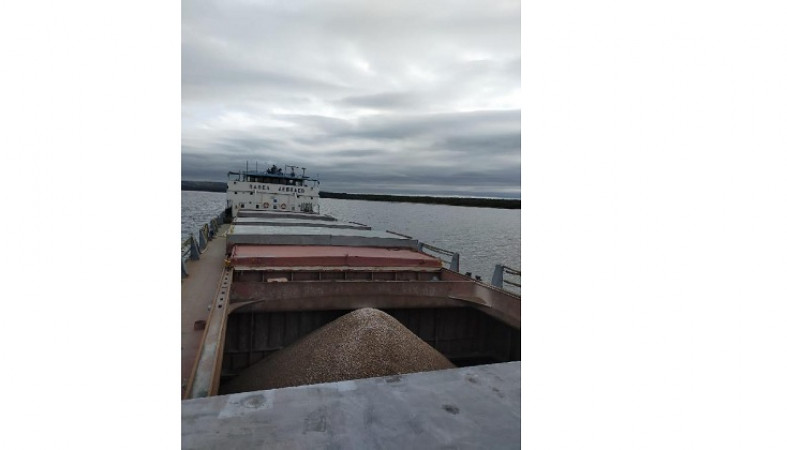 Севший на мель в Карелии сухогруз отбуксировали на ремонт в порт